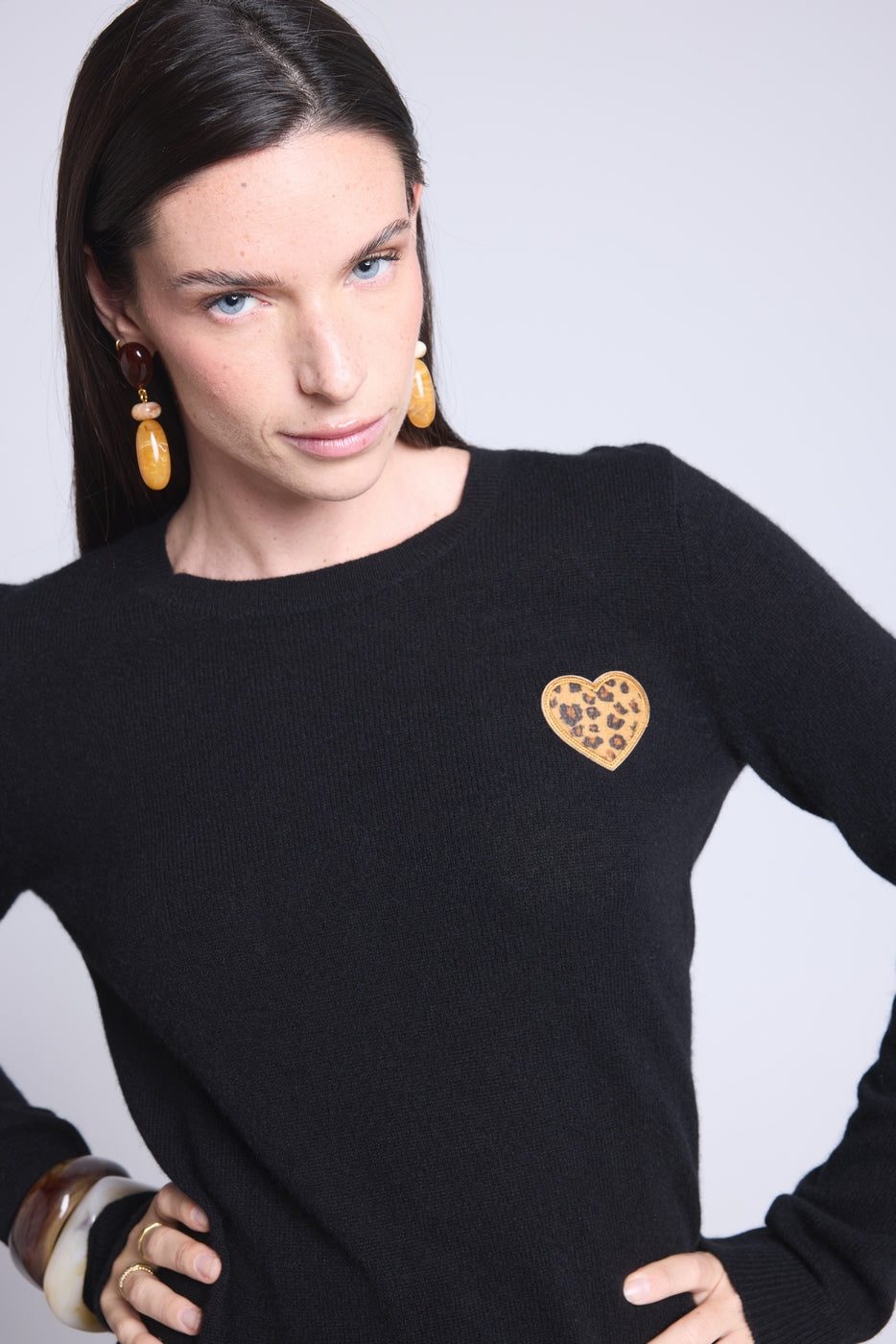 Jersey de cuello redondo con corazón bordado Anubis - Leopardo negro beige - Mujer