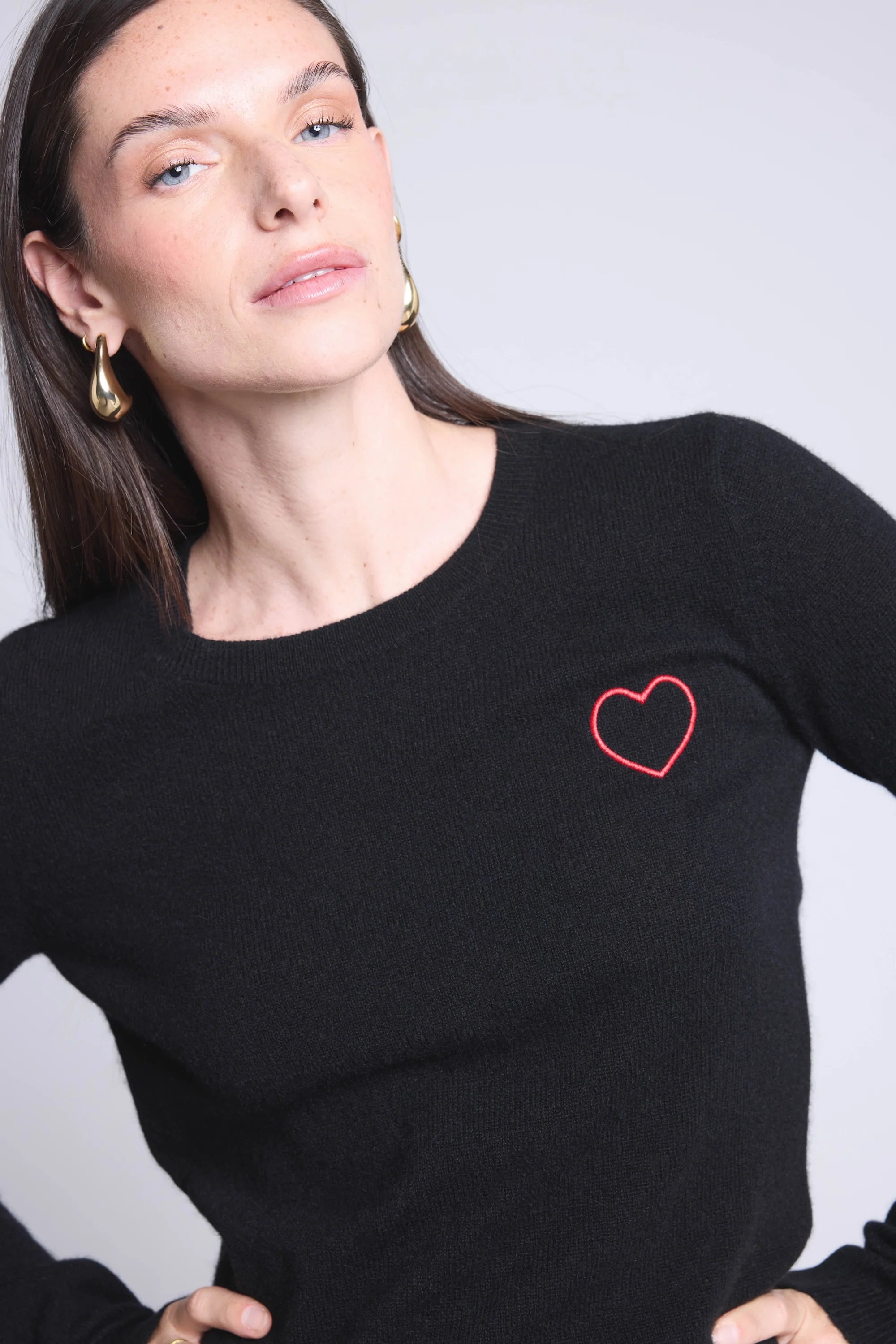 Jersey de cuello redondo con corazón bordado Anubis - negro rojo - mujer