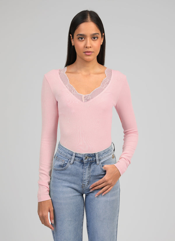 An'ge – T-shirt Asturial Rose, modelka w różowym topie z długim rękawem i niebieskich dżinsach