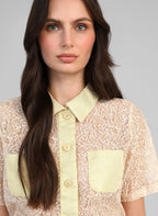 An'ge – Camicia Atimio Gold, modella che indossa una camicia in pizzo beige e giallo, vista frontale