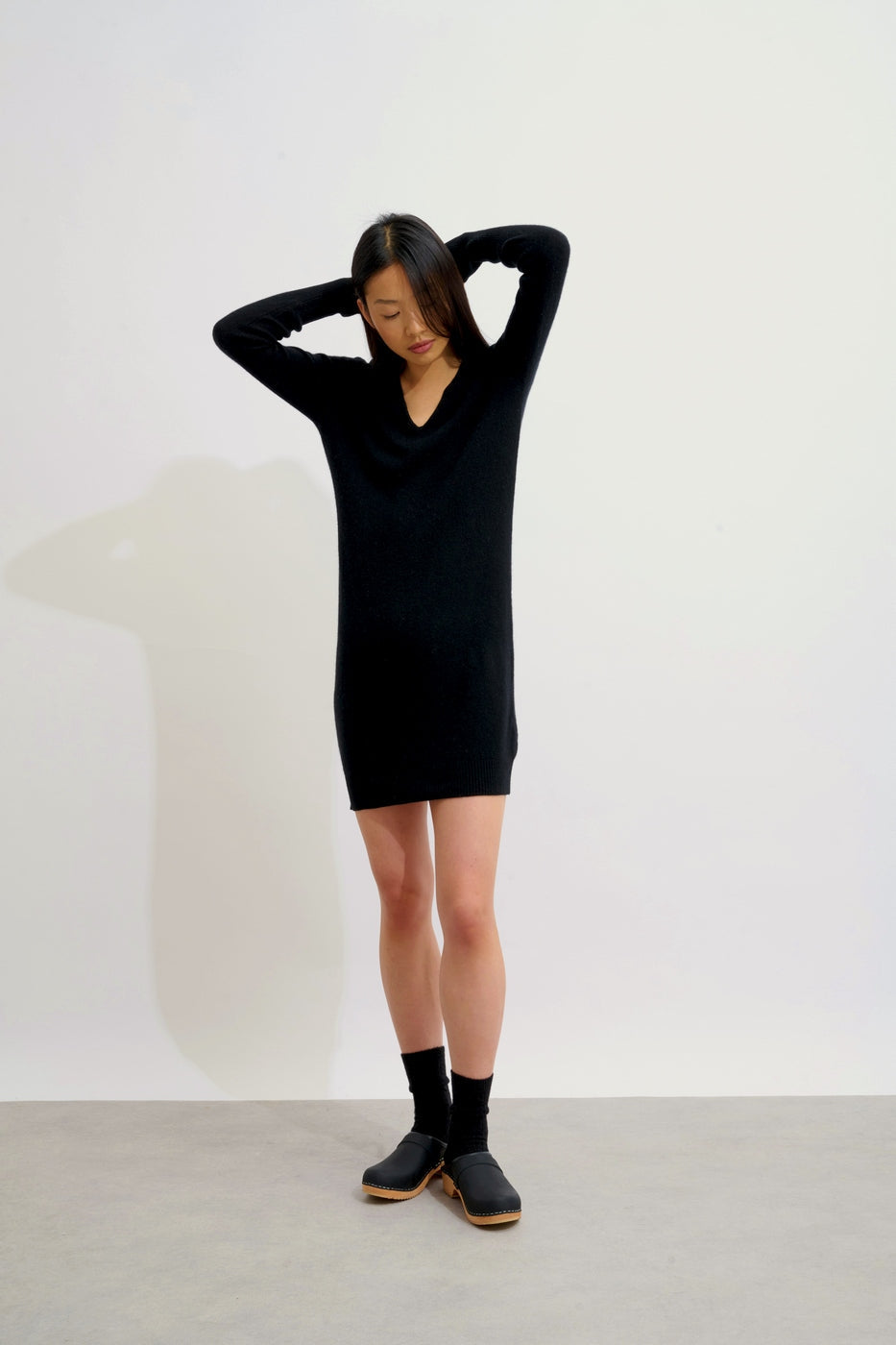Vestido con cuello en V - Capelet - Negro