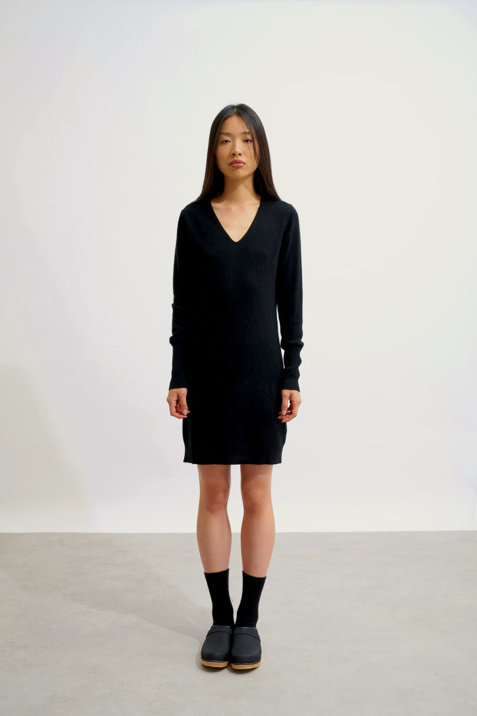 Vestido con cuello en V - Capelet - Negro