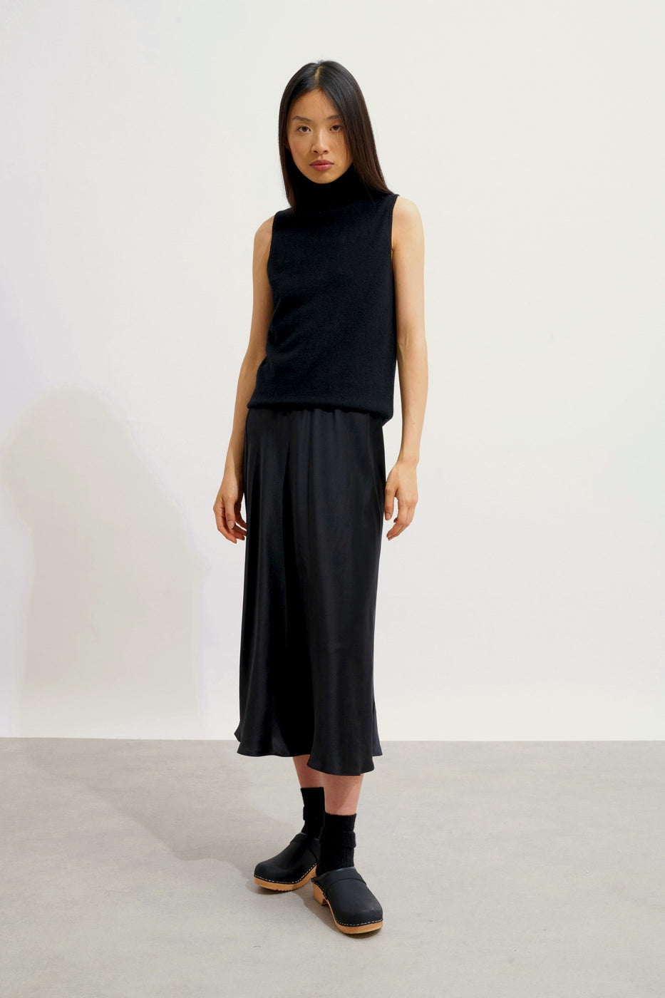 Sleeveless Roll-Neck Jumper - Capucin - Black