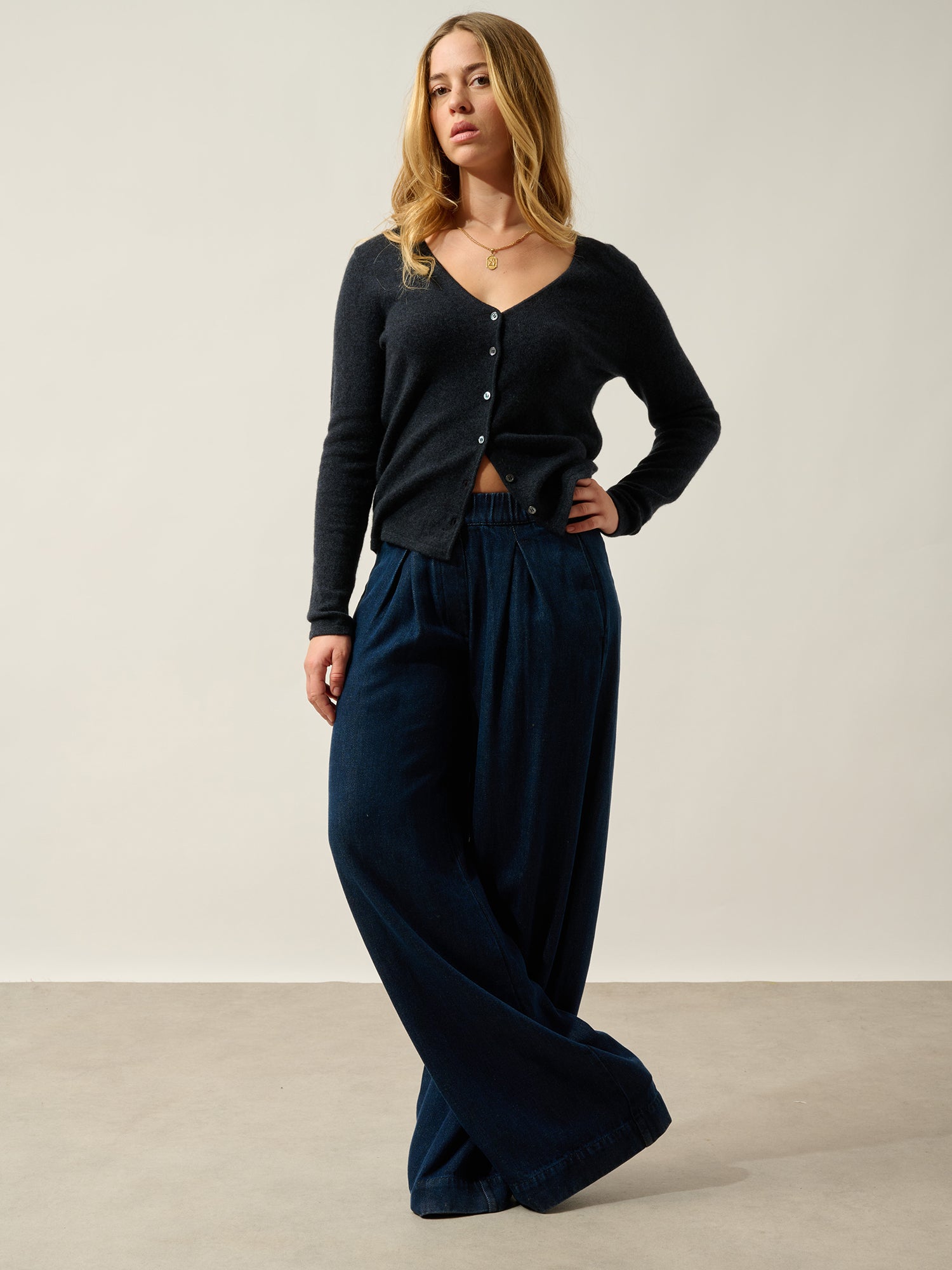 Cardigan Col V Chalais - 100% Cachemire, 2 Fils - Caviar - Femme