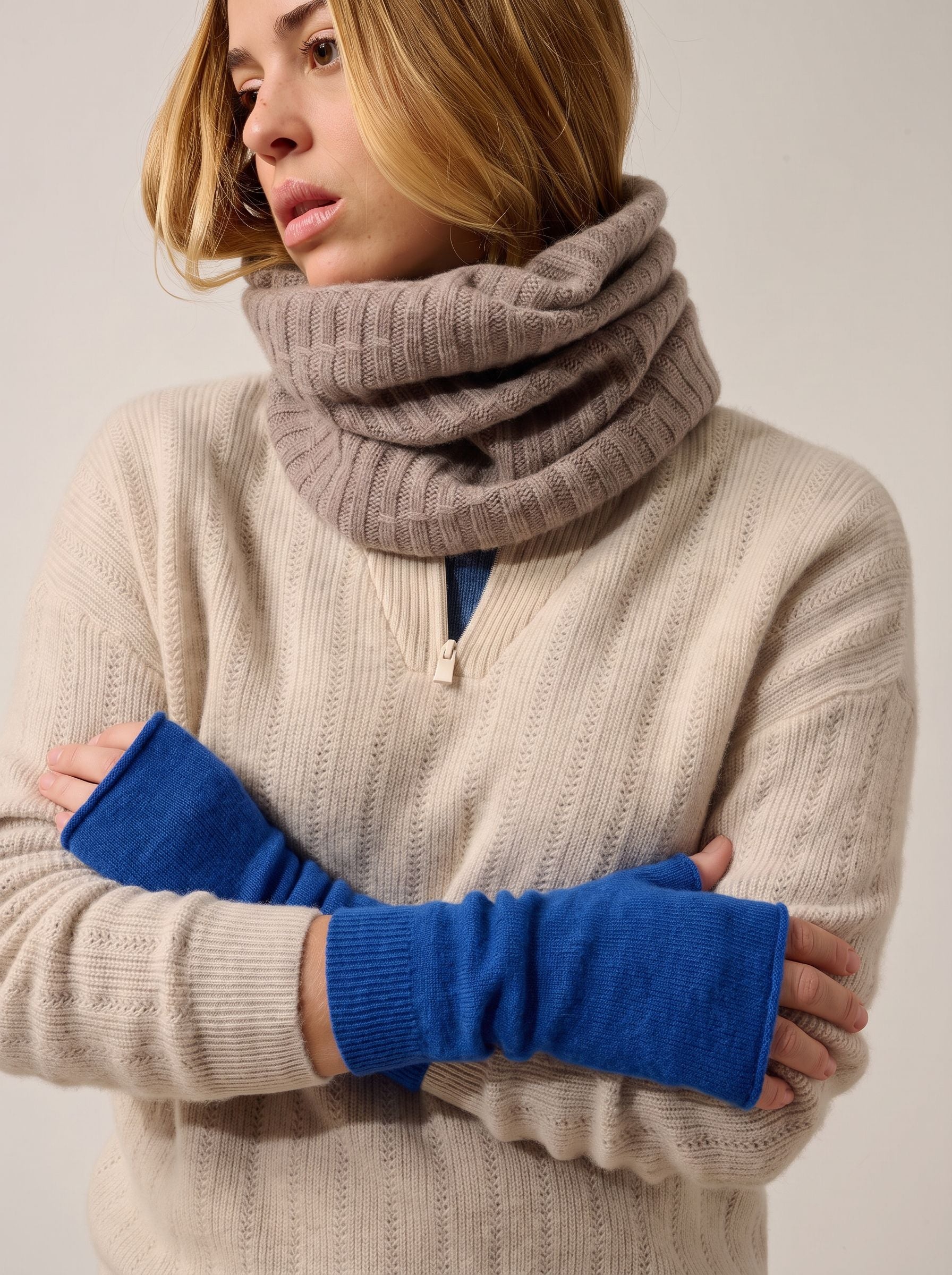 Serre Mittens - Electric Blue - Acc