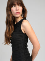 An'ge – Canotta Azilou Noir, modella con top nero arricciato, vista di profilo, capelli castani