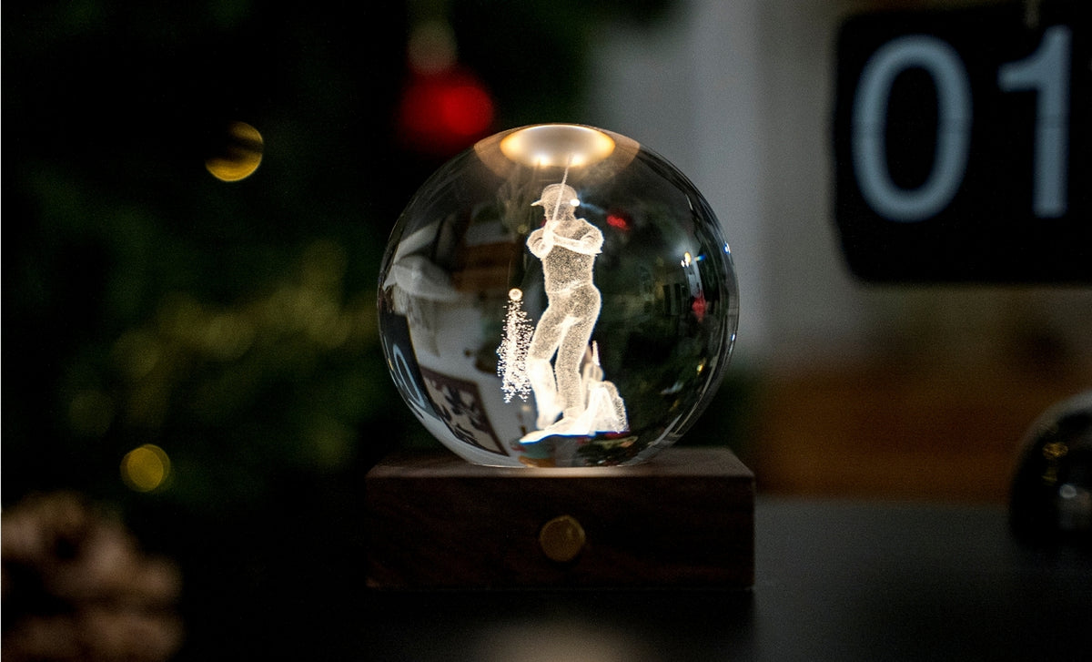Gingko Design – Amber Crystal Light - Golf, oplichtende glazen bol met een 3D-golfer op een houten voet