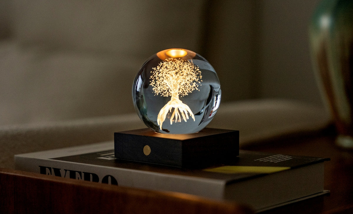 Gingko Design – Luce Amber Crystal - Albero della Vita, lampada da tavolo a forma di sfera di vetro con un albero luminoso