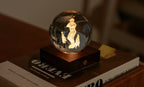 Gingko Design – Amber Crystal Light - Golf, een oplichtende glazen bol op een houten voet