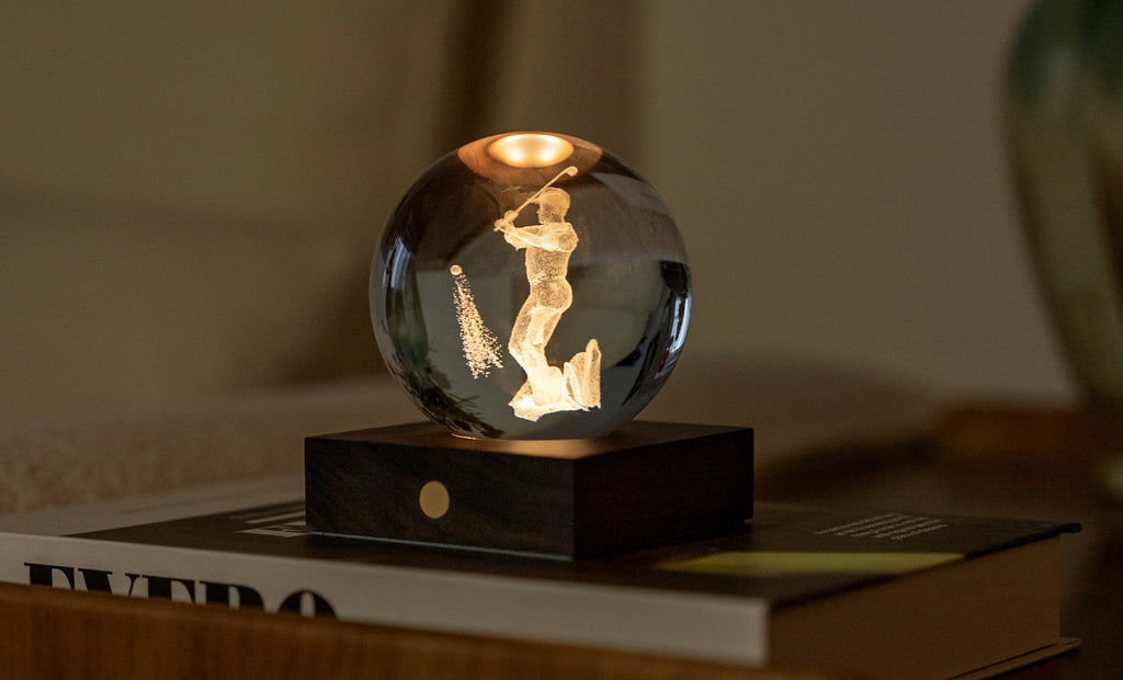 Gingko Design – Amber Crystal Light - Golf, nachtlampje in de vorm van een kristallen bol met een golfer