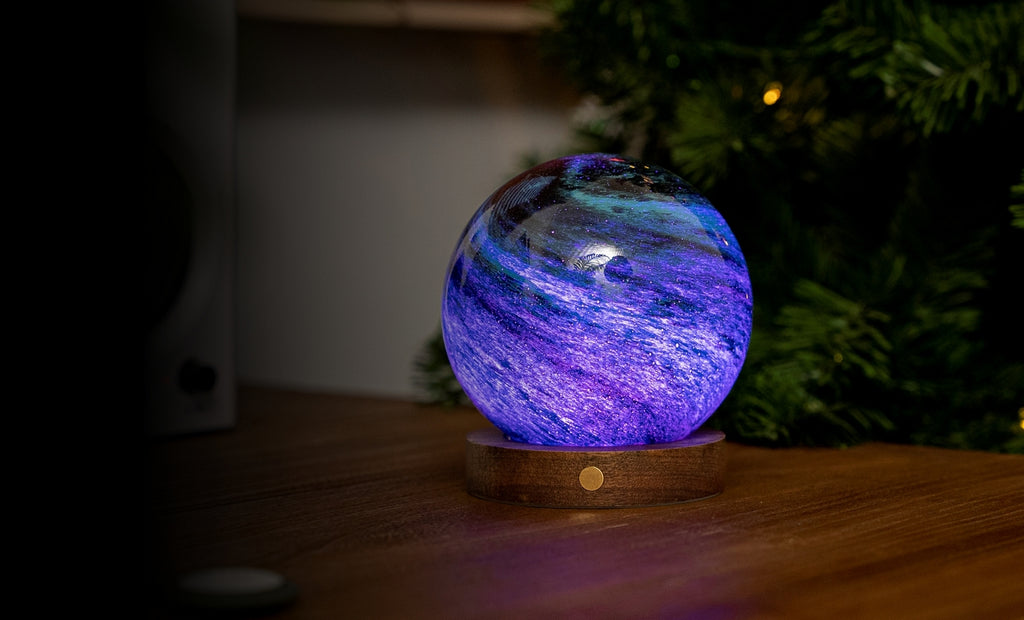 Gingko Design – Leuchte Astraglass - Stellar Ocean - 2 Größen, kugelförmige Tischlampe aus lila und blauem Glas auf Holzsockel