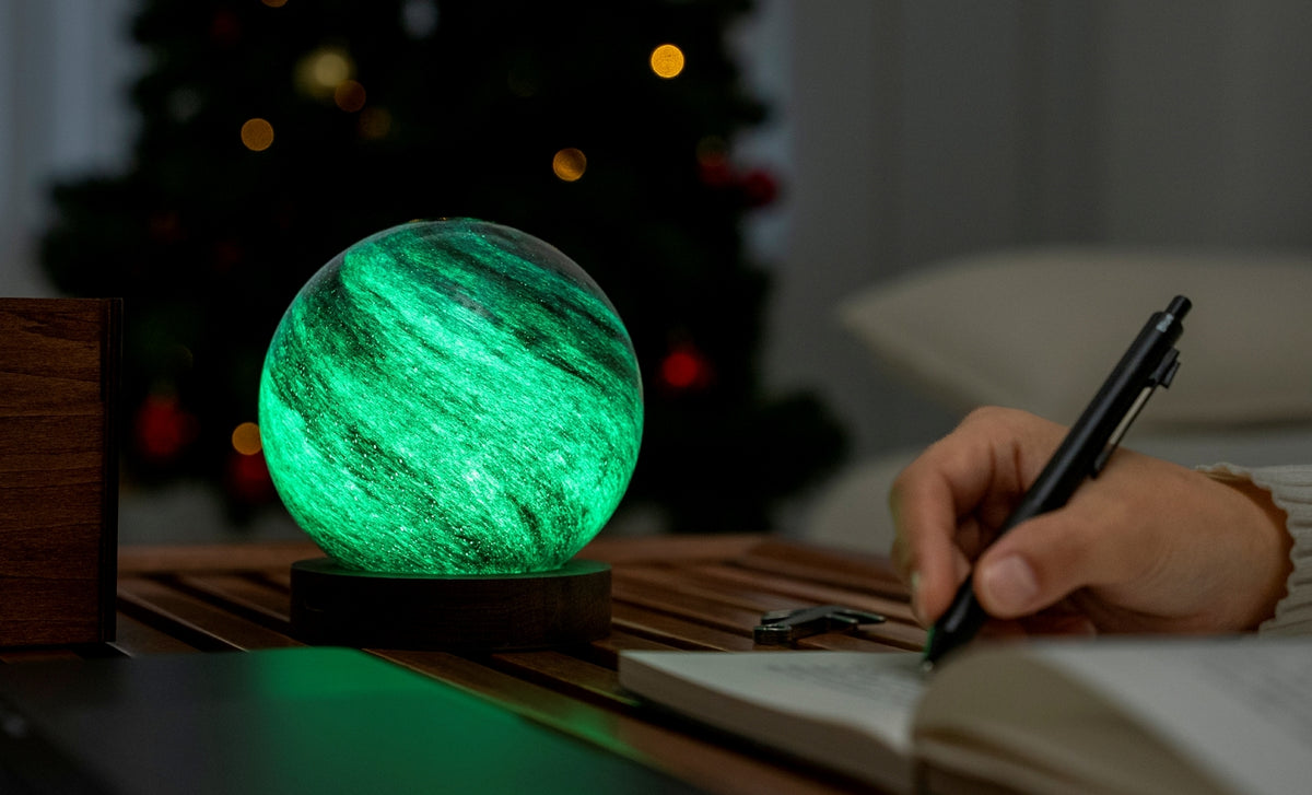 Gingko Design – Astraglass Leuchte - Stellar Ocean - 2 Größen, kugelförmige grüne Leuchtnachttischlampe auf Holztisch