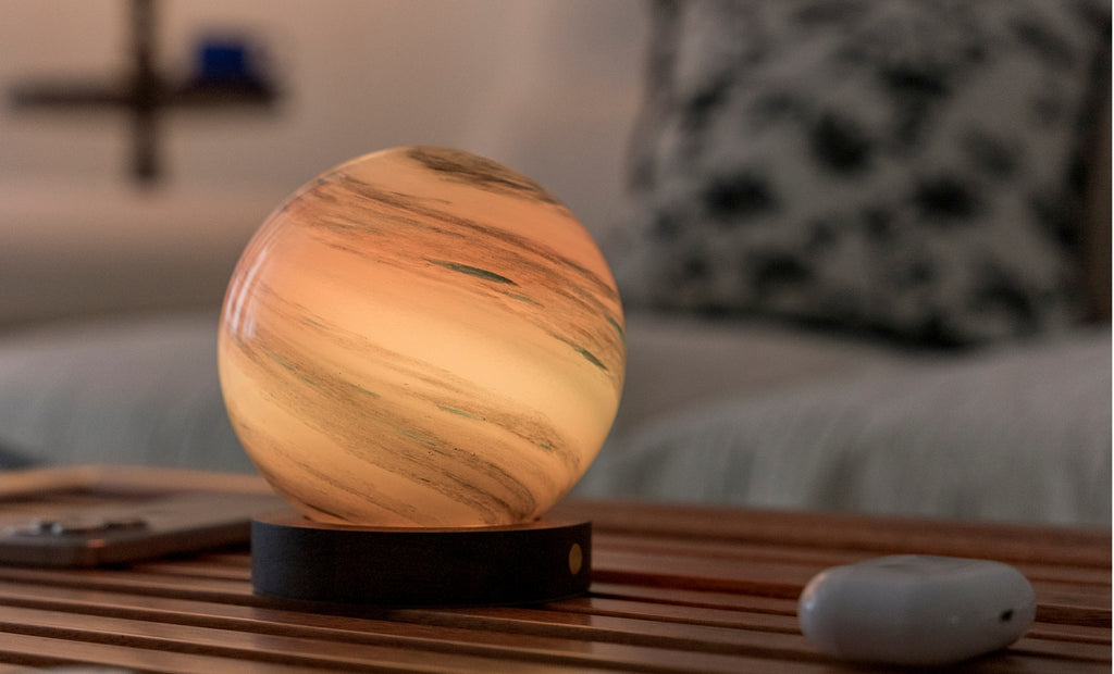 Gingko Design – Lumière Astraglass - Polar Cloud - 2 Tailles, lampe de table sphérique lumineuse avec motifs marbrés sur un support en bois