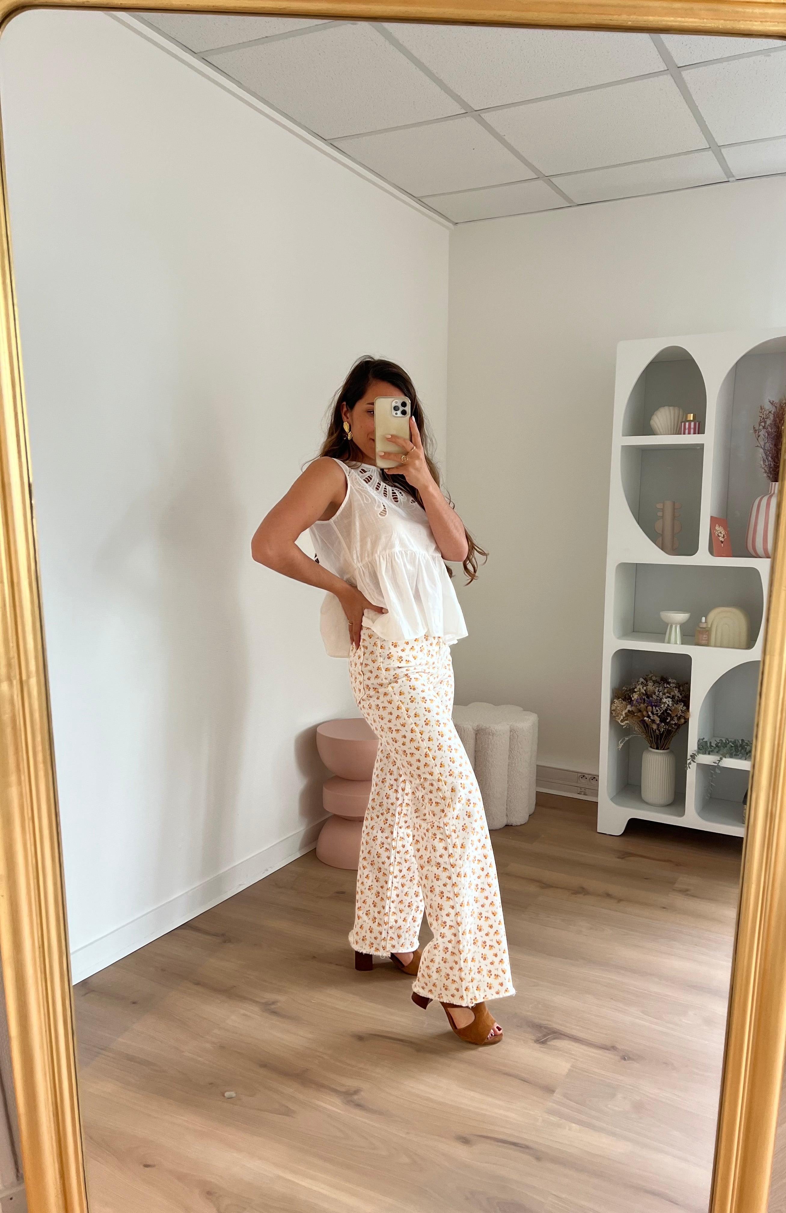 Vaqueros acampanados con estampado floral María