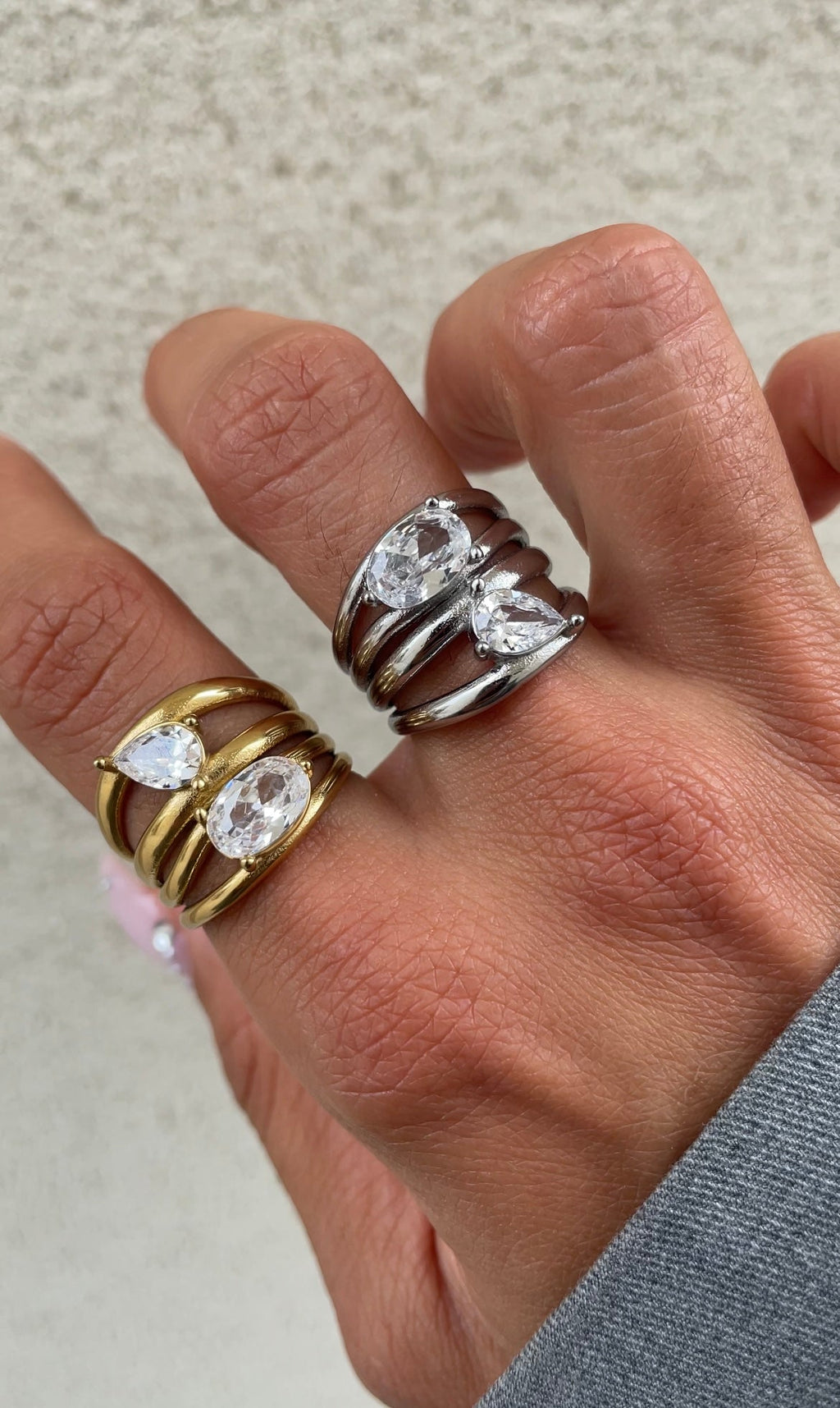 Anillo de piedras preciosas fijas entrelazadas