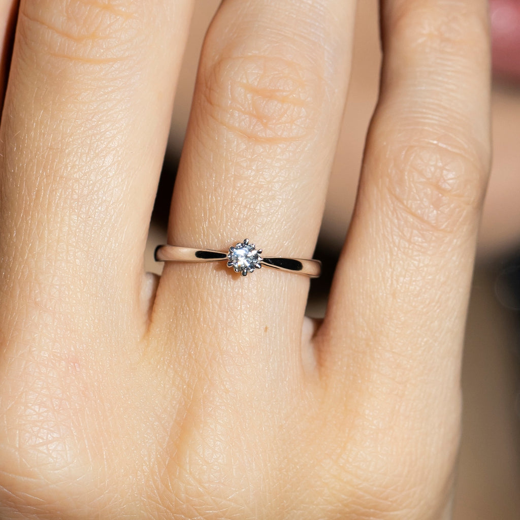 Anillo “Envoûtant Solitaire” D0.11/1 – Oro blanco 375/1000