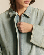 Jean femme en denim 100 % coton de couleur bleu délavé clair avec coupe droite, effet légèrement vintage, adapté à toutes les morphologies.