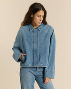Vaqueros de mujer en denim azul piedra desteñido con corte recto entallado, material 100% algodón que ofrece un ajuste natural y cómodo, ideal para todas las formas del cuerpo.