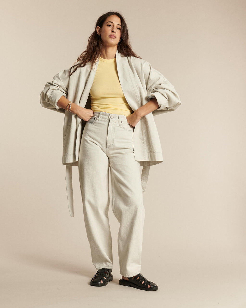 Women's jeans in light granite-colored undyed denim, loose and comfortable straight cut, thick and supple cotton material suitable for all body types.