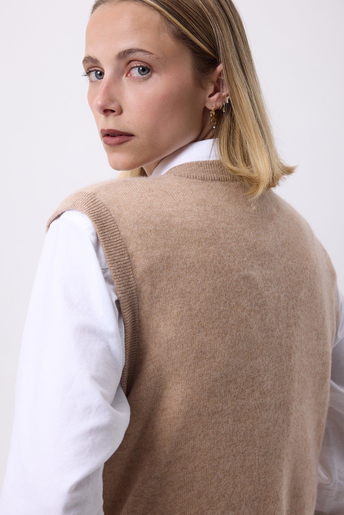 Oversize ærmeløs vest med rund hals og guldknapper Bari - Beige Crème - Dame