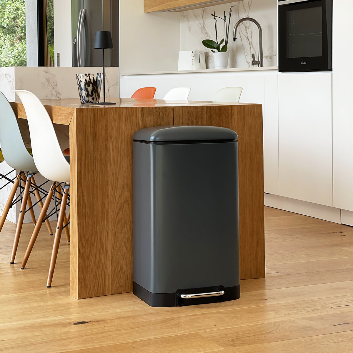 Papelera de cocina con pedal 40L GREENWICH Design Gris mate en acero inoxidable con tapa curva