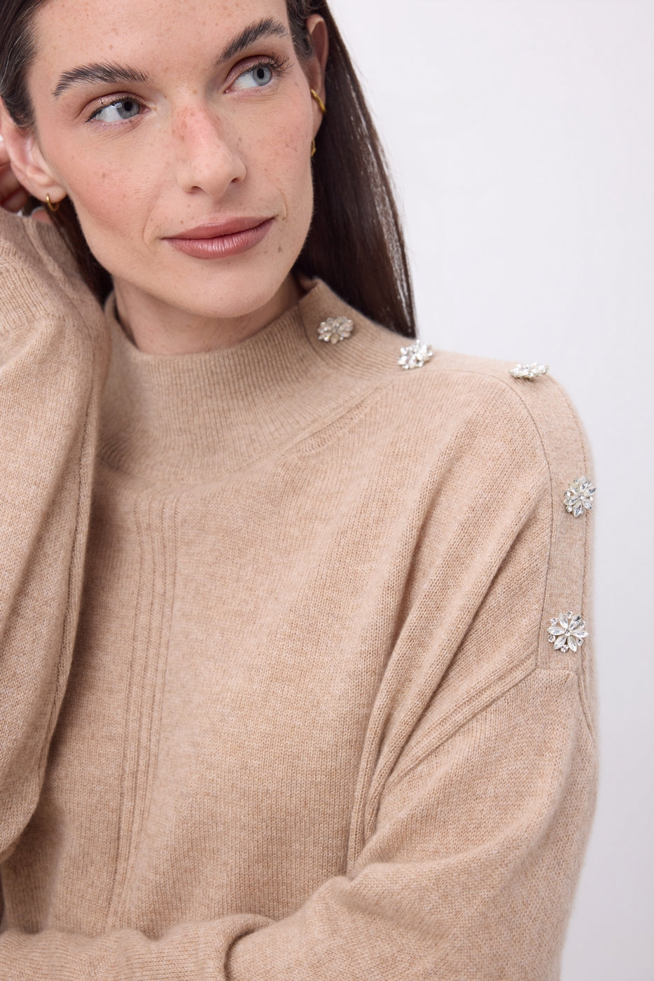 Pull Col Montant A Bijoux Baya - Beige Creme -Boutons Argent - Femme