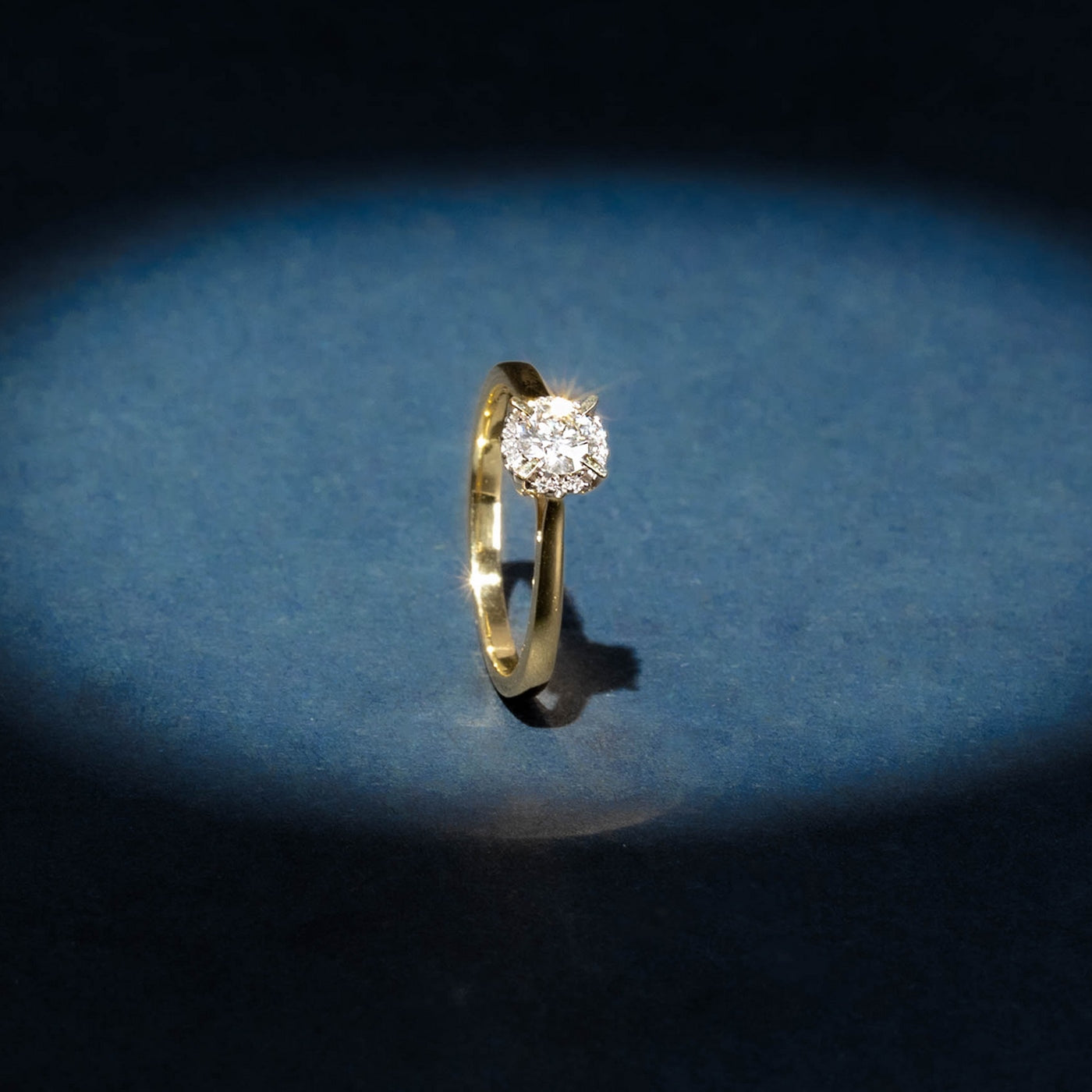 Anillo "Amoureuse 0.33" D0.30Ct/1+0.03 Ct/12 - Oro Amarillo 750/1000