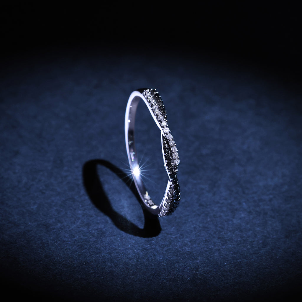 "In Black And White" Ring White Diamonds: 0.075Ct/20 Black Diamonds: 0.075Ct20 - 375/1000 White Gold