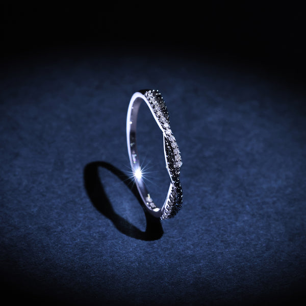 Anillo "En Blanco Y Negro" Diamantes Blancos: 0.075Ct/20 Diamantes Negros: 0.075Ct20 - Oro Blanco 375/1000