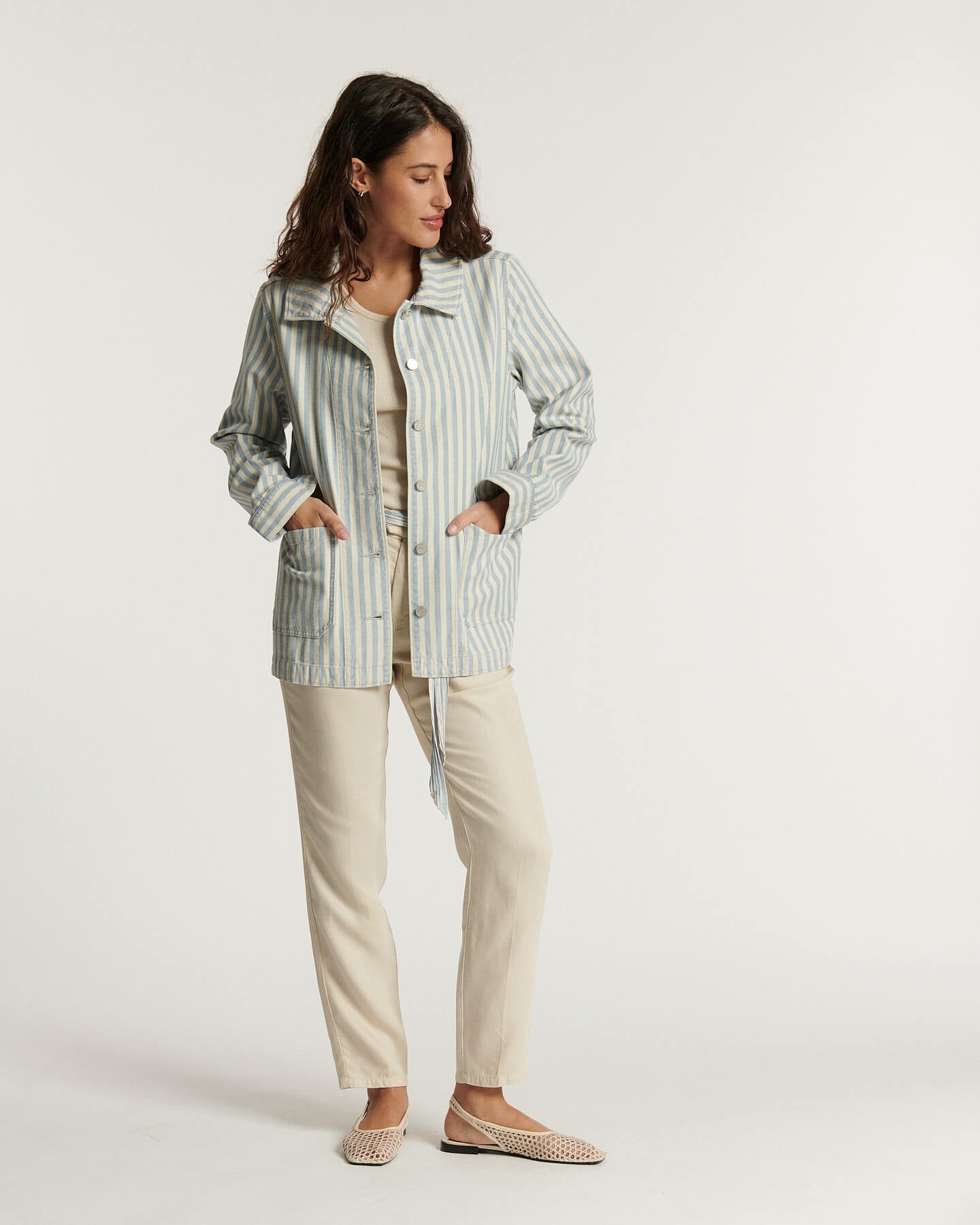 Jean féminin en denim indigo clair, coupe droite ajustée, matière 100 % coton offrant confort et tenue, idéal pour un style simple et élégant.