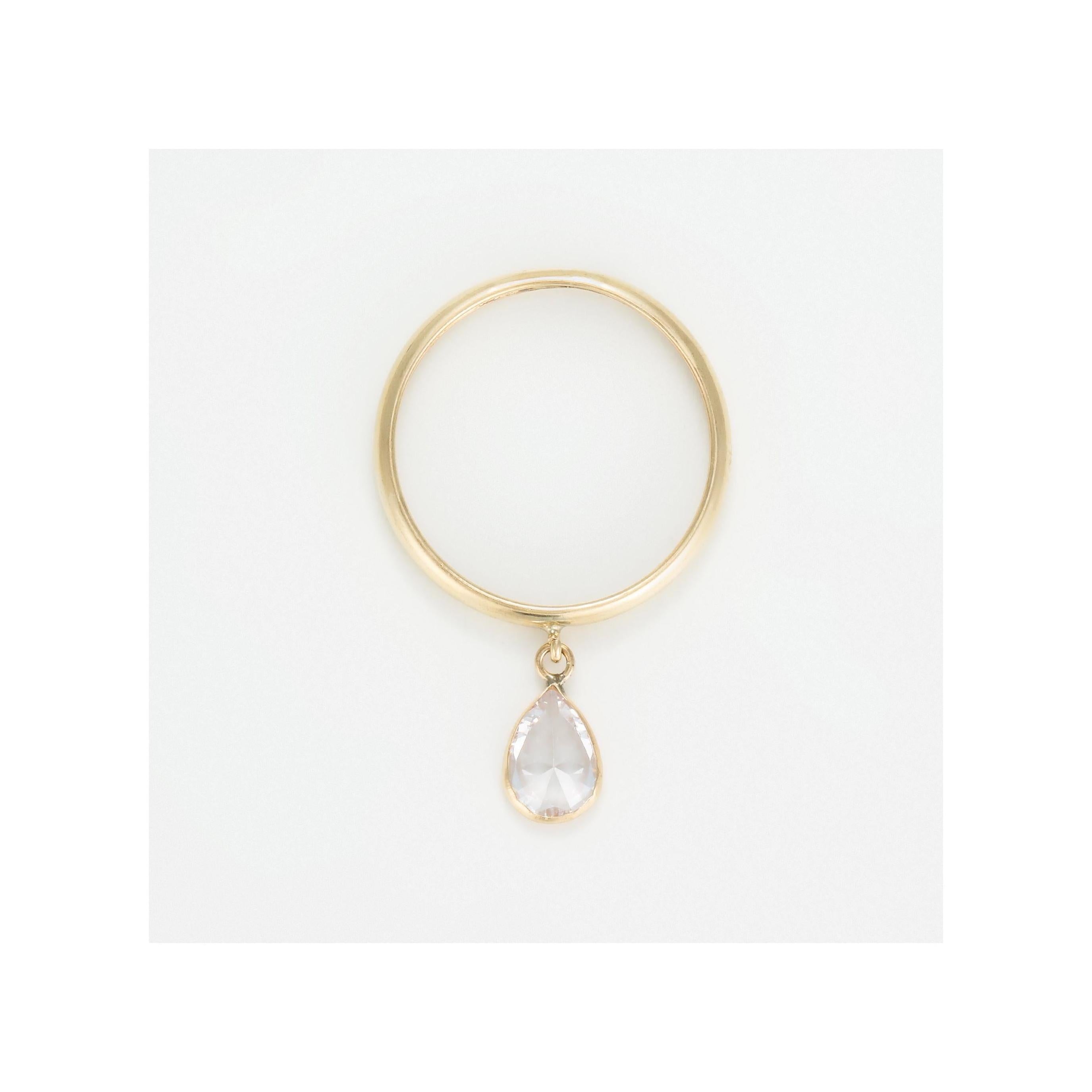 Anillo “Medallón Blanco” Oro amarillo 375/1000 y circonio