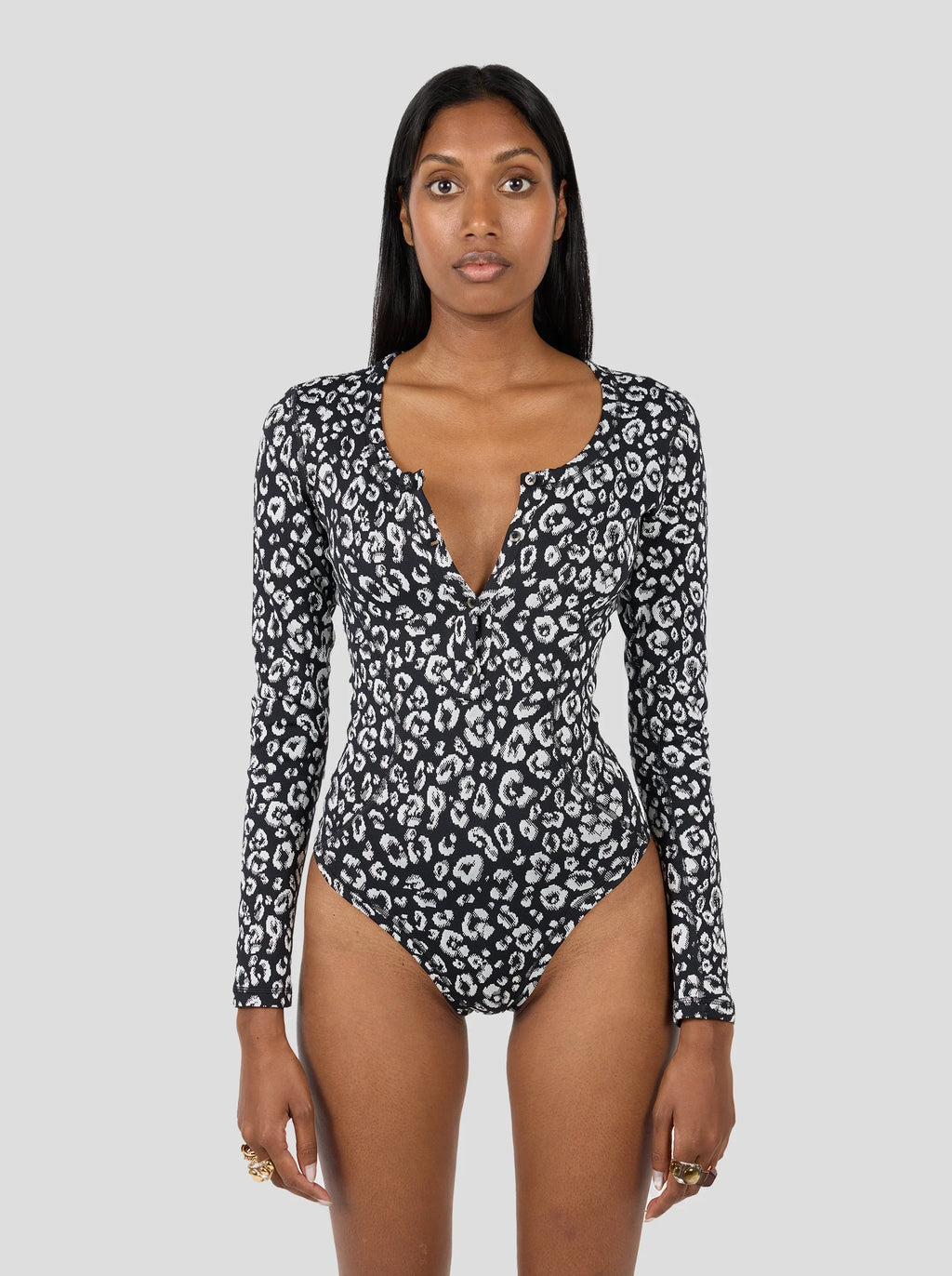 Body Lou En Maillot Léopard Noir Et Blanc