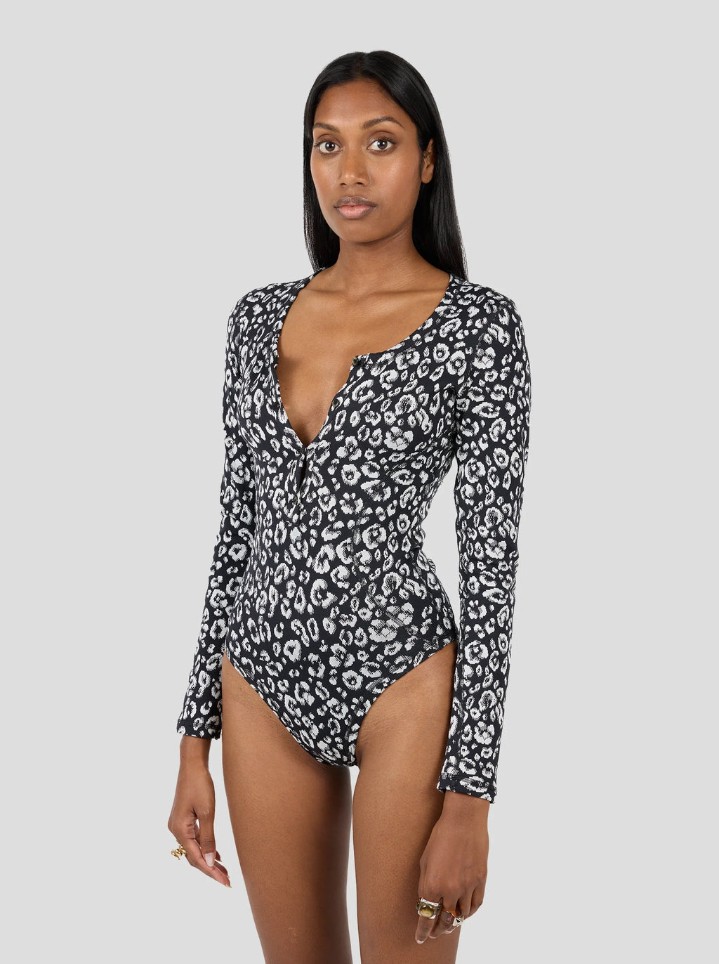 Body Lou En Maillot Léopard Noir Et Blanc