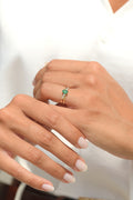 Anillo "Ambi" D 0.035/10 Esmeralda 0.605/1 - Oro amarillo 375/1000