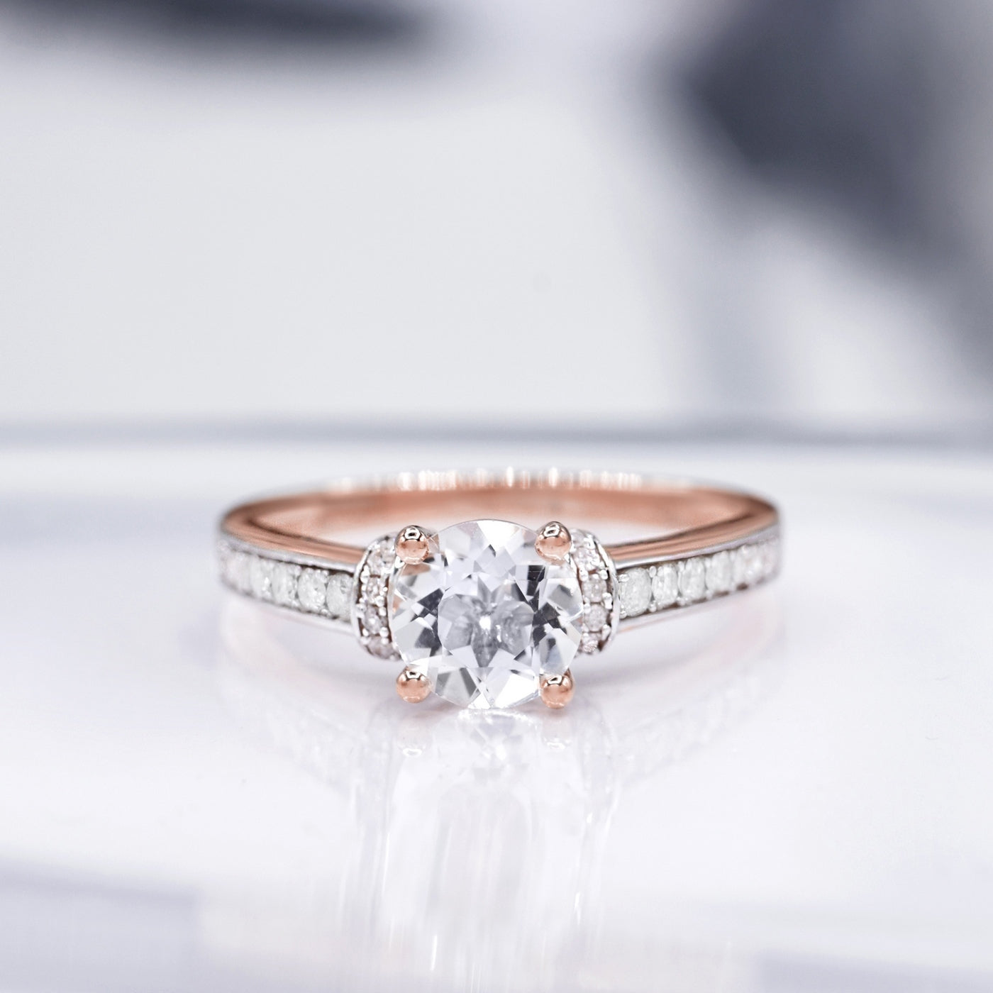 "Chera" Ring D 0,291/40 White Topaze 1,573/1 - Rose Gold 375/1000