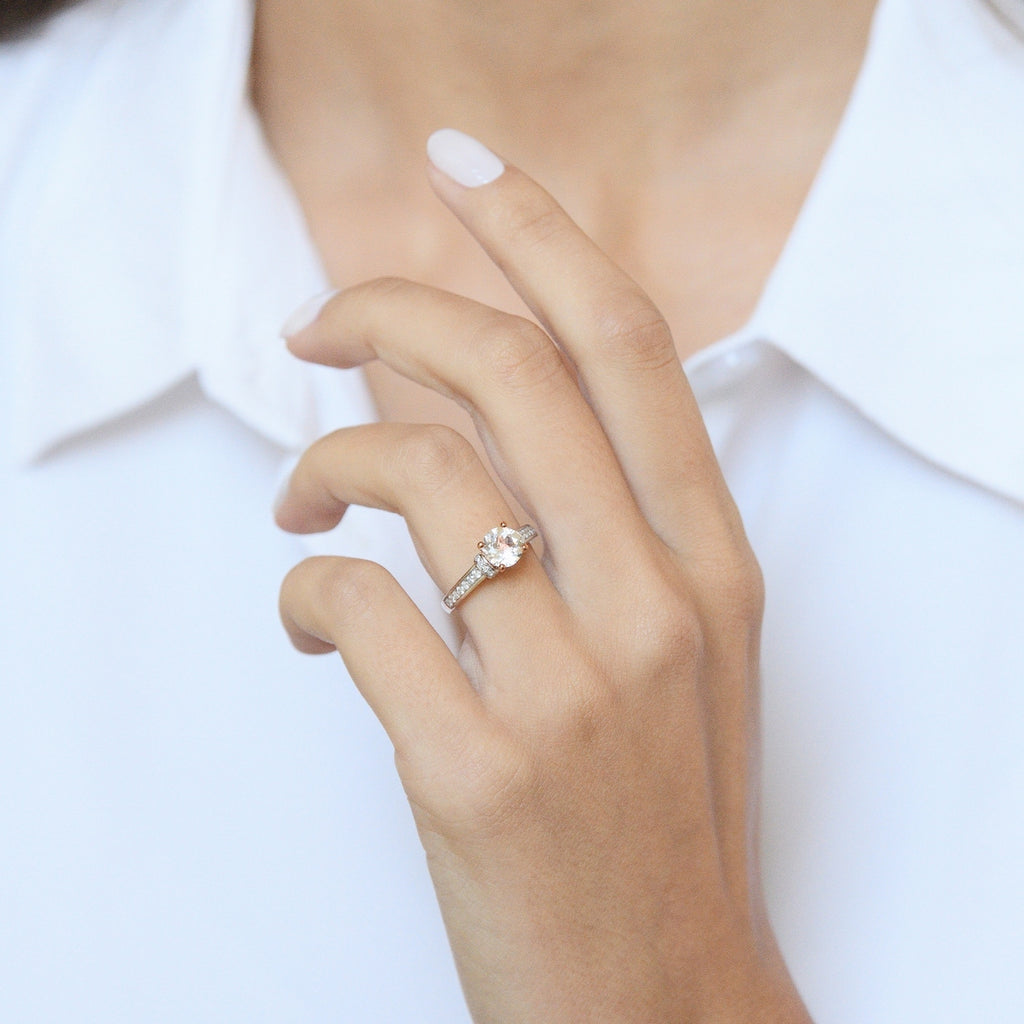 "Chera" Ring D 0,291/40 White Topaze 1,573/1 - Rose Gold 375/1000