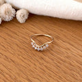 Instants Plaisirs – Bague "Livia" Plaqué Or, bague dorée avec des petits diamants sur une table en bois