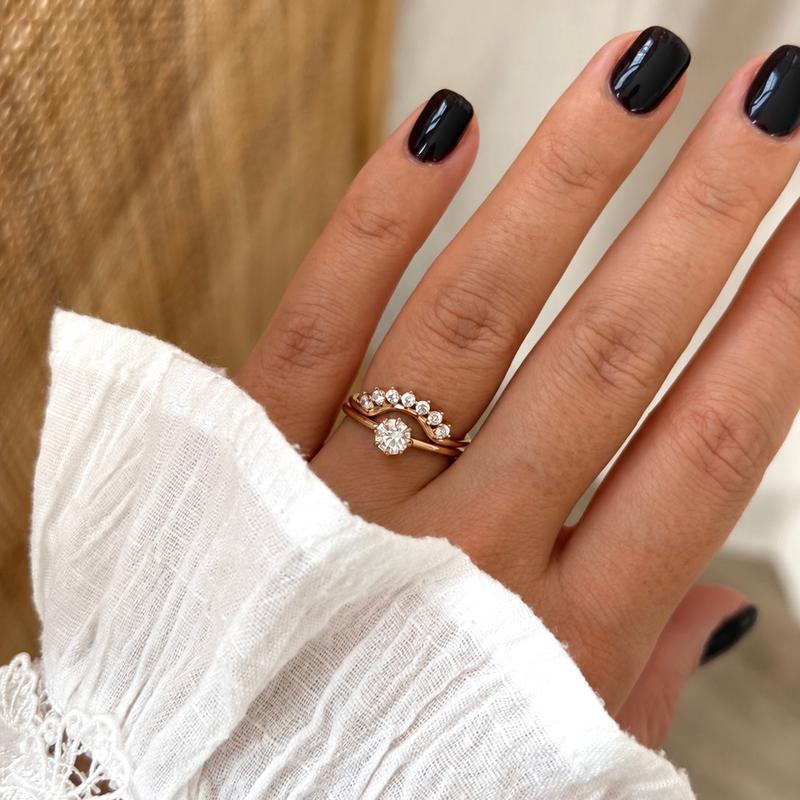 Instants Plaisirs – Bague "Livia" Plaqué Or, bague en or rose avec diamants portée sur une main manucurée