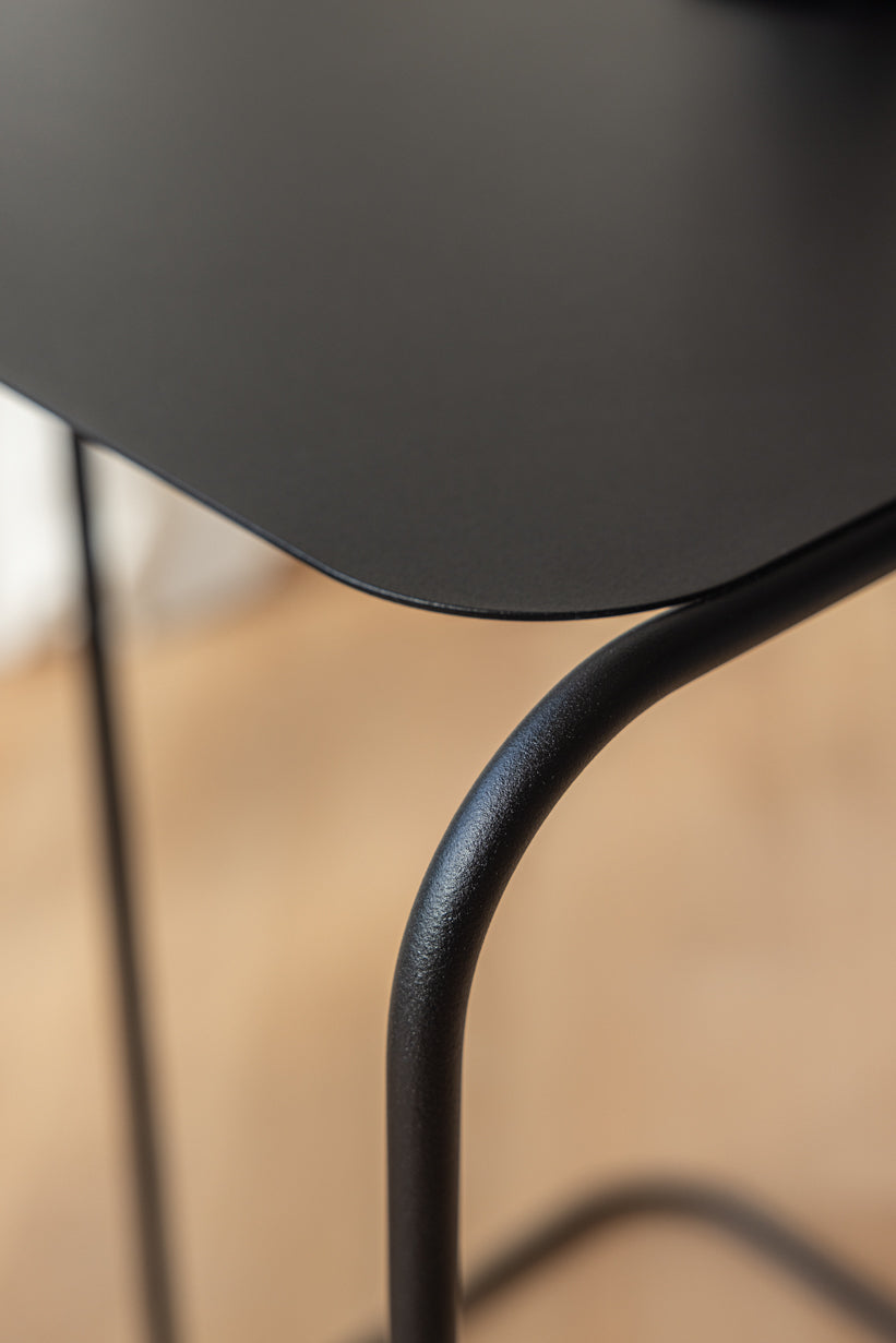 Detail of elegant designs DENYA with pulverbeschichtetem Metall and gebogenem Rundstahl.