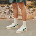 Bequeme Sneaker mit dicker Sohle. Weiße und grüne Sneaker aus pflanzlichen Materialien