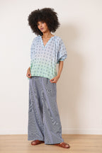 Blouse tendance été 2025 collection femme dip dye vert et bleu haut avec encolure V