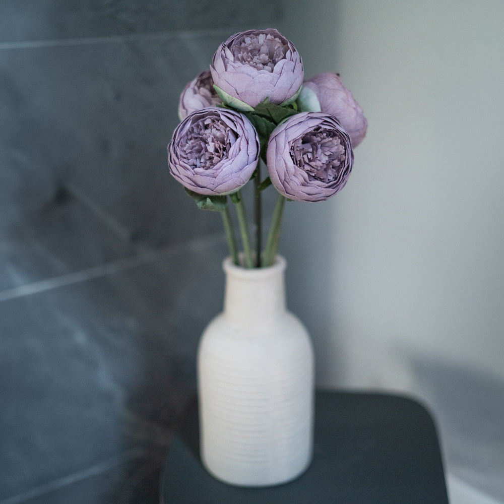 Bouton De Pivoine En Papier Mauve