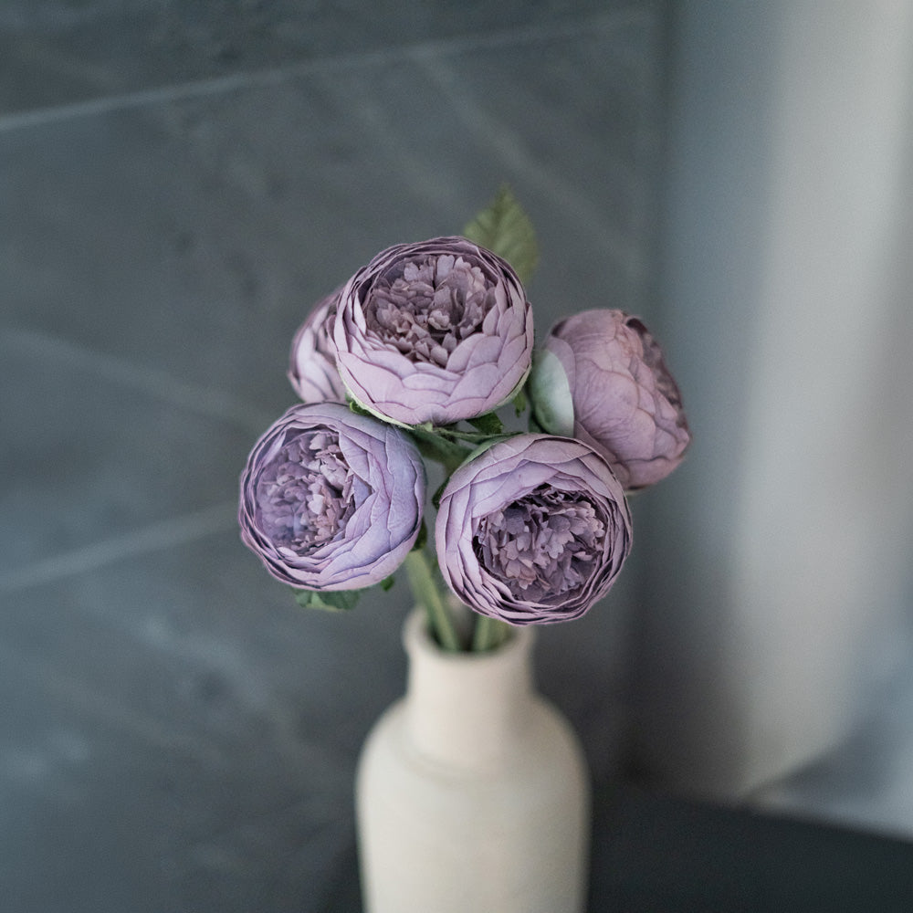 Bouton De Pivoine En Papier Mauve