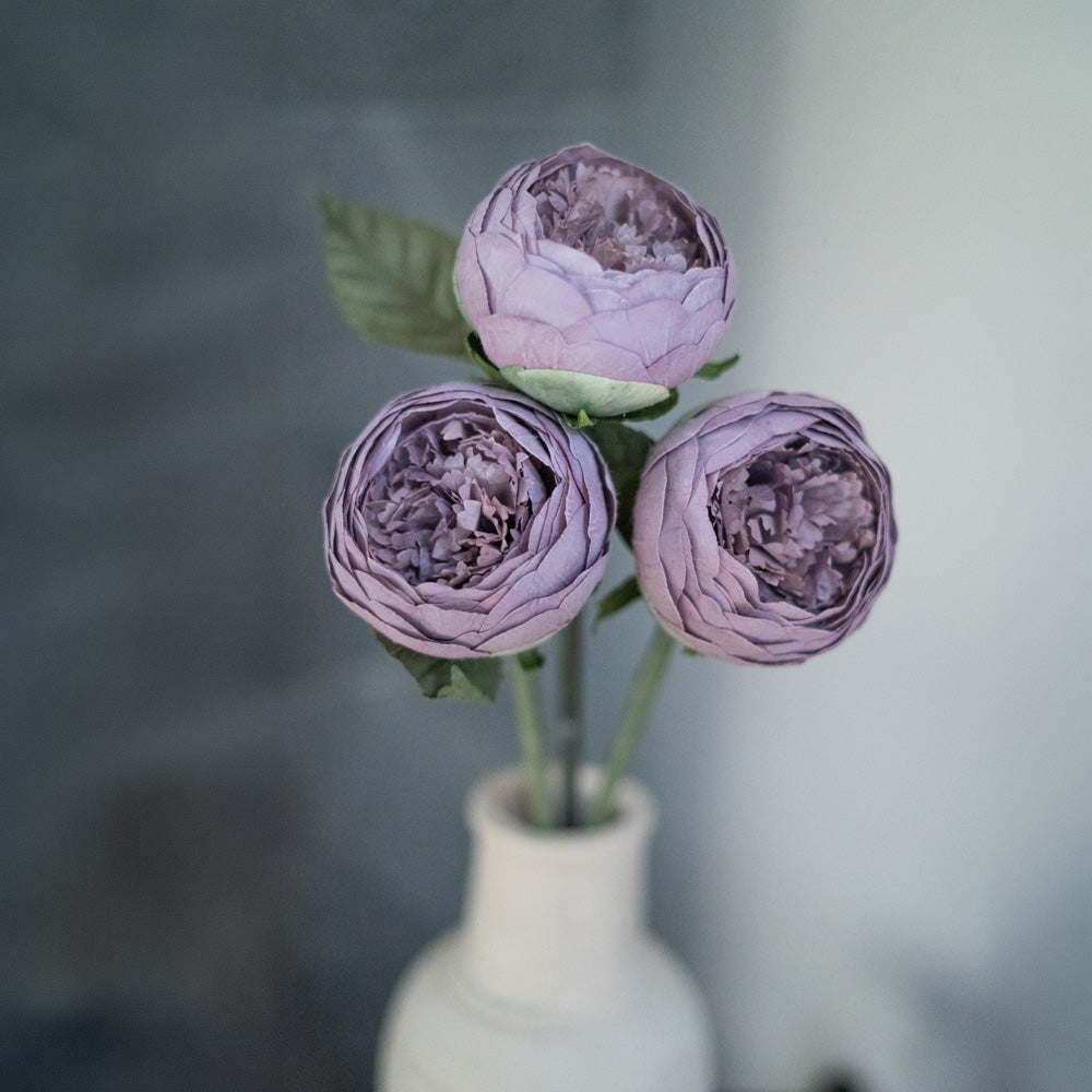 Bouton De Pivoine En Papier Mauve