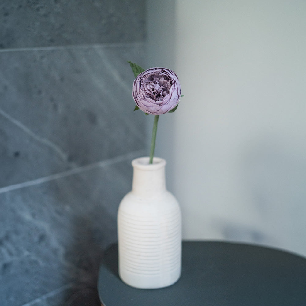 Bouton De Pivoine En Papier Mauve