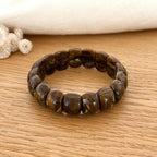 Instants Plaisirs – Bracelet Élastique "Alia" Résine, bracelet en perles de pierre marron sur une table en bois clair