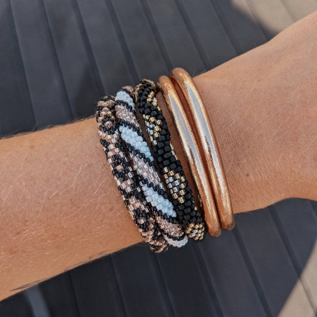 Pulsera nepalí #11 - Negro, dorado y plateado