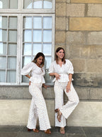 Vaqueros acampanados con estampado floral María