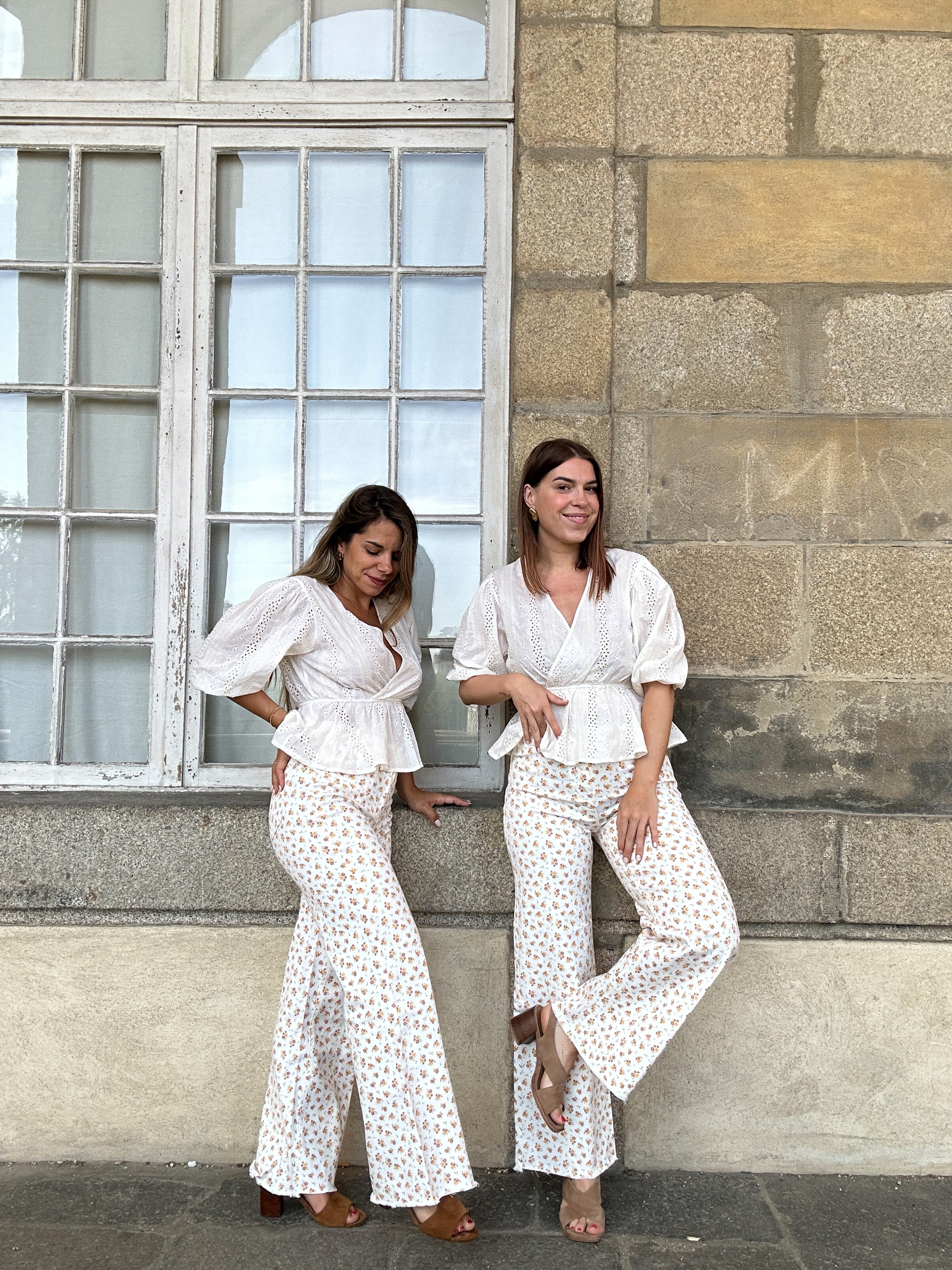 Vaqueros acampanados con estampado floral María