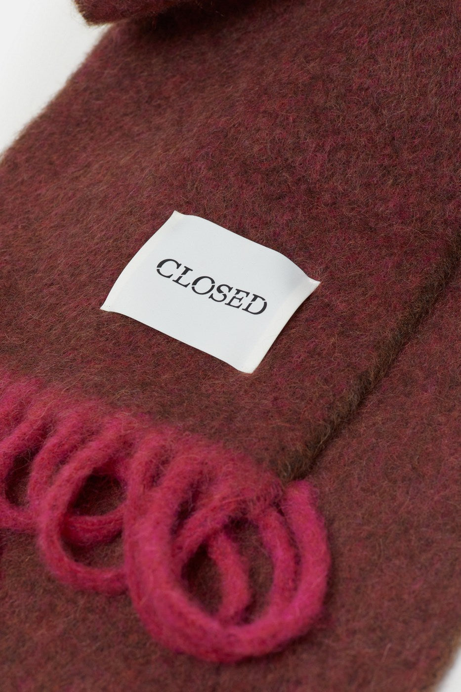 Closed - Scarf